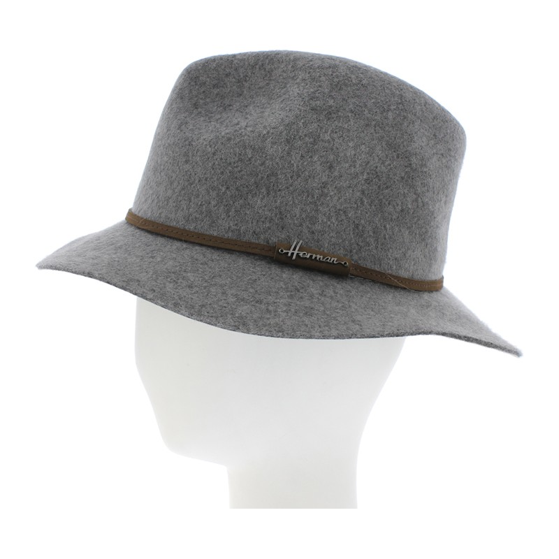 Large brim hat, with thin hatband