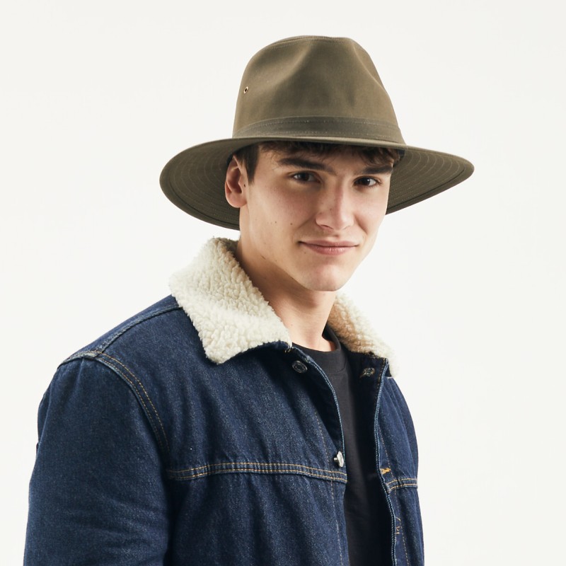 Large brim waterproof hat in waxed cotton