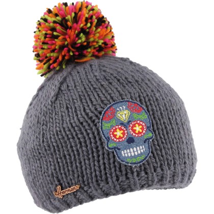 Bonnet uni en maille tricoté main  avec patch tête de mort et pompon e