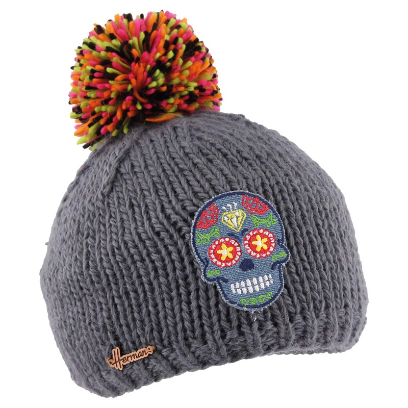 Bonnet uni en maille tricoté main  avec patch tête de mort et pompon e