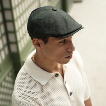 Plain flat cap with 6 panels and button.