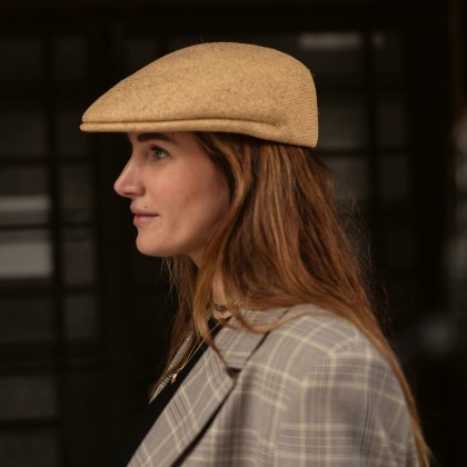 Flat cap in Panama straw, with interior drawstring.