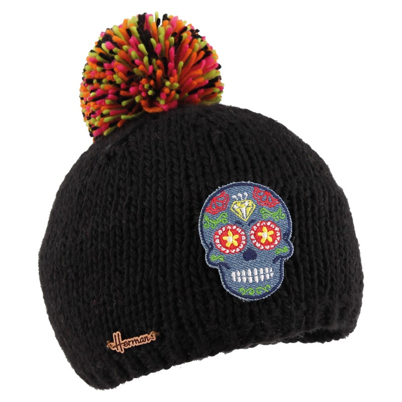 Bonnet uni en maille tricoté main  avec patch tête de mort et pompon e