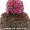 BONNET ROND MULTICOLORE RAYE AVEC POMPON FIL DOUBLE PLUSH