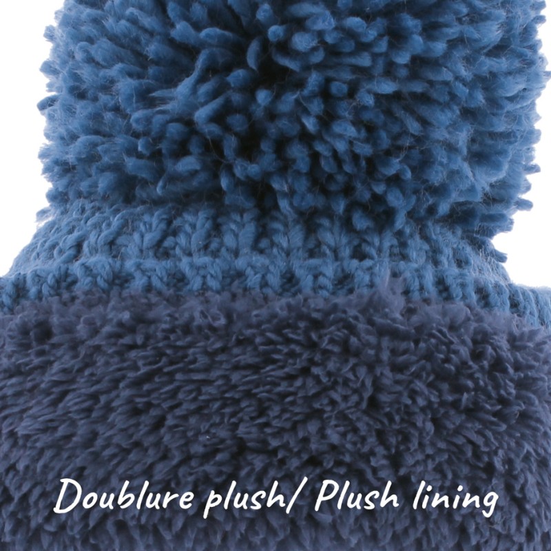 Plain hat knitted with 80% recycled plastic thread, with thread pompom