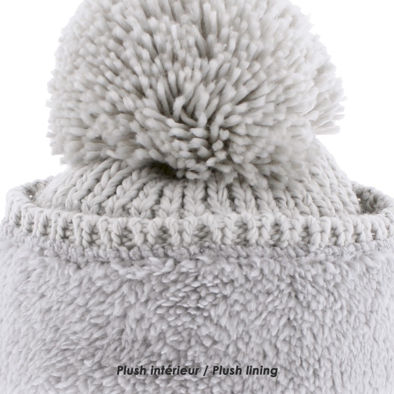 Plain adult hat knitted with 80% recycled plastic thread, with thread