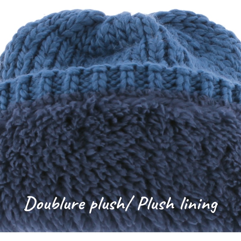 hat with plain cuff knitted with 80% recycled plastic thread. Unlined